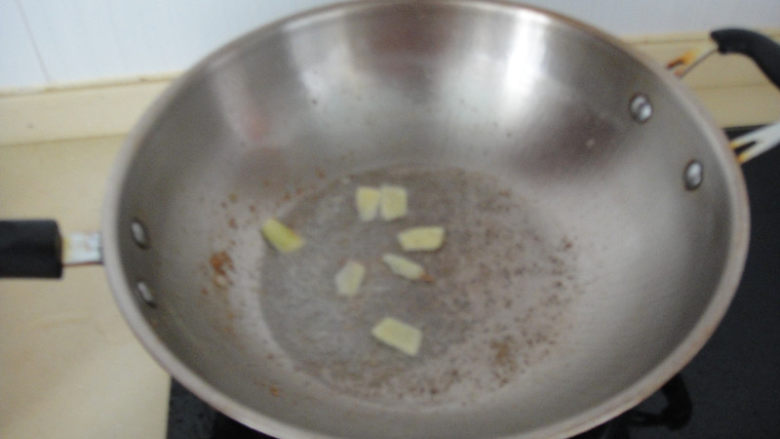 虾仁熘山药,锅内留底油加入姜片爆香