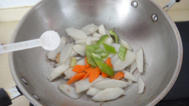 虾仁熘山药,再把山药片,胡萝卜片和青椒片加入盐翻炒均匀