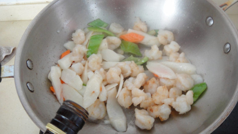 虾仁熘山药,把虾仁回锅倒入料酒翻炒均匀