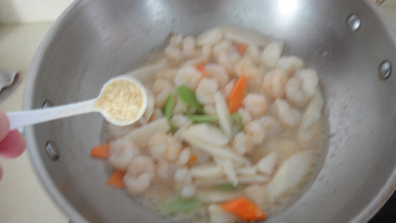 虾仁熘山药,加入<a style='color:red;display:inline-block;' href='/shicai/ 756'>鸡精</a>翻炒均匀
