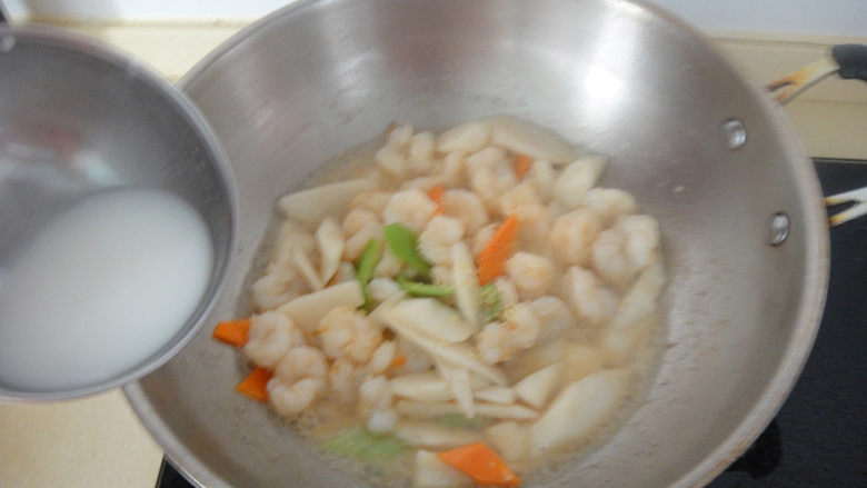 虾仁熘山药,加入水淀粉勾芡