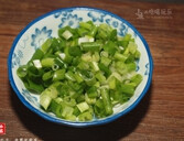 鱼香茄子,姜蒜剁成姜蒜蓉,葱洗净,切成葱珠