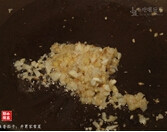鱼香茄子,原锅下油,下将蒜蓉,用中火将其煸炒出香味