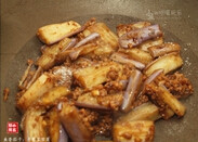 鱼香茄子,加入料酒、生抽和白糖调味,炒均匀