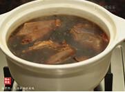卤牛肉,熄火,让牛肉浸泡在汤水中,让其冷却