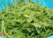凉拌皇帝菜,皇帝菜洗干净，加盐浸泡10分钟，再冲洗干净，并沥干水分