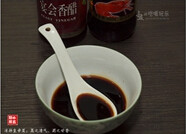 凉拌皇帝菜,将生抽、陈醋与芝麻香油调成酱汁