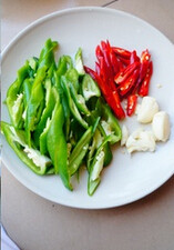 辣椒豆豉炒肉,青红椒中间破开切斜刀,蒜拍碎。<a style='color:red;display:inline-block;' href='/shicai/ 694'>豆豉</a>洗干净用水泡好