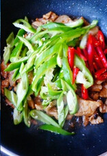 辣椒豆豉炒肉,加入泡好的豆豉,小火翻炒出豆豉入味出香气,加入切好的青红<a style='color:red;display:inline-block;' href='/shicai/ 62'>辣椒</a>
