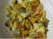 黄鱼腊肠炒饭,黄鱼拆骨成碎肉备用