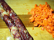 黄鱼腊肠炒饭,腊肠和<a style='color:red;display:inline-block;' href='/shicai/ 25'>胡萝卜</a>均切成小丁
