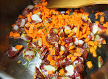 黄鱼腊肠炒饭,锅内倒少许<a style='color:red;display:inline-block;' href='/shicai/ 848'>菜籽油</a>，将腊肉和胡萝卜倒入翻炒