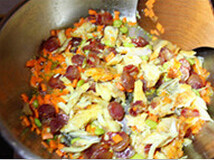 黄鱼腊肠炒饭,倒入黄鱼肉，稍微翻炒一下，倒入<a style='color:red;display:inline-block;' href='/shicai/ 507'>米饭</a>，调味