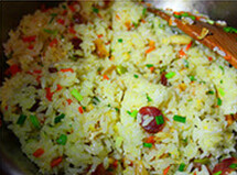 黄鱼腊肠炒饭,撒葱花，<a style='color:red;display:inline-block;' href='/shicai/ 678'>白芝麻</a>等，即可享用了