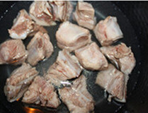 苦瓜黄豆排骨汤,<a style='color:red;display:inline-block;' href='/shicai/ 44769'>小排骨</a>先飞水洗净血水和脏物