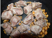 苦瓜黄豆排骨汤,黄豆小排骨先入汤锅煮开后小火煮1.5小时，黄豆酥烂