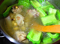 苦瓜黄豆排骨汤,<a style='color:red;display:inline-block;' href='/shicai/ 55'>苦瓜</a>去瓤切成块，倒入汤中，煮开后小火15中即可调味享用了