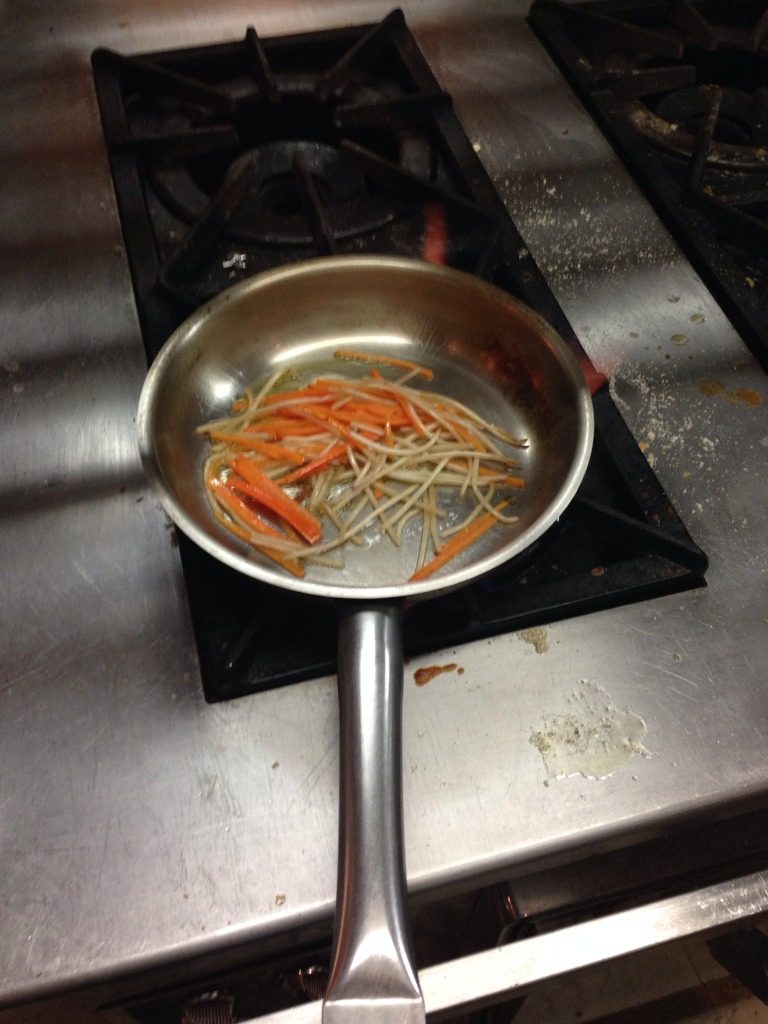 韩式石锅拌饭,准备好的菜丝下锅炒熟,加少量盐。