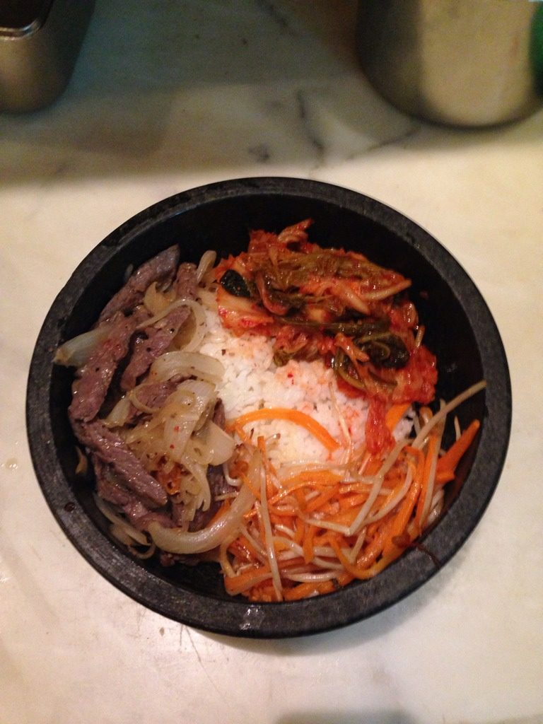 韩式石锅拌饭,将炒好的菜丝和牛肉,还有<a style='color:red;display:inline-block;' href='/shicai/ 2863'>辣白菜</a>摆到米饭上。