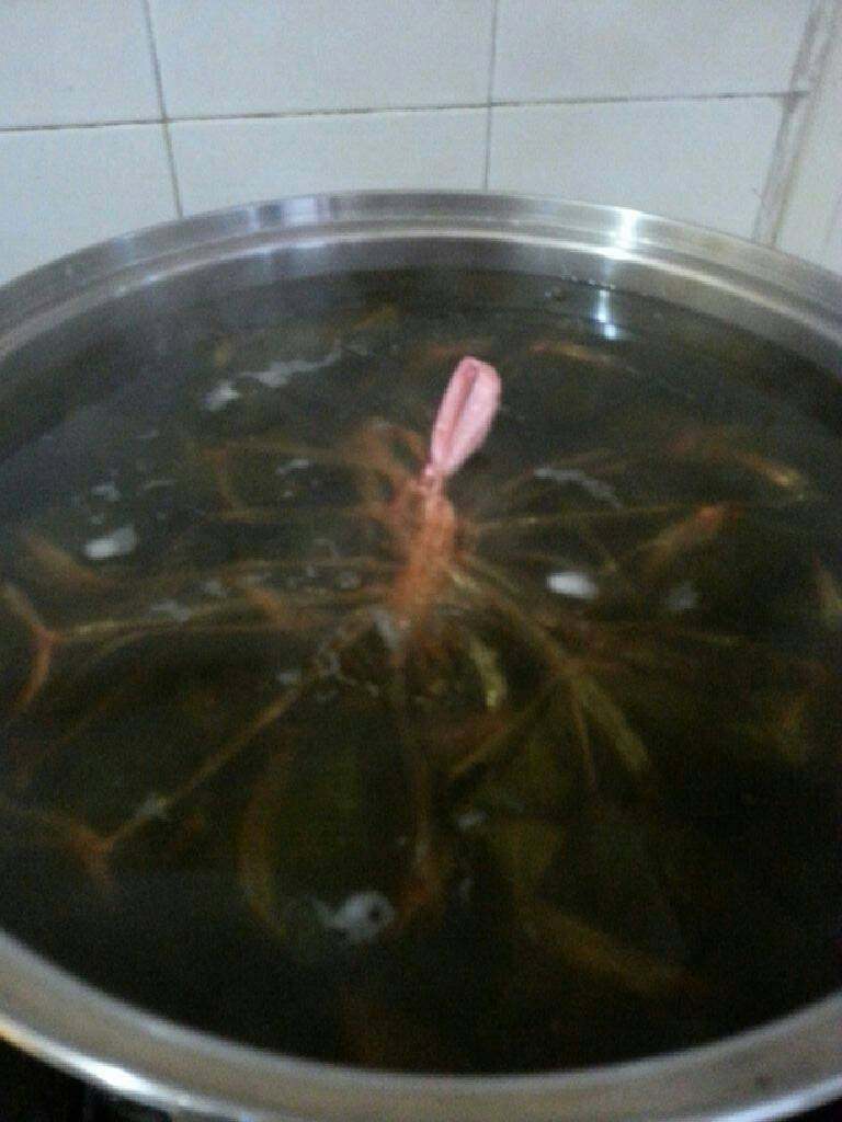 福建五香肉粽,用深一点的锅煮滚水,放入绑好的粽子,慢火煮三个小时。