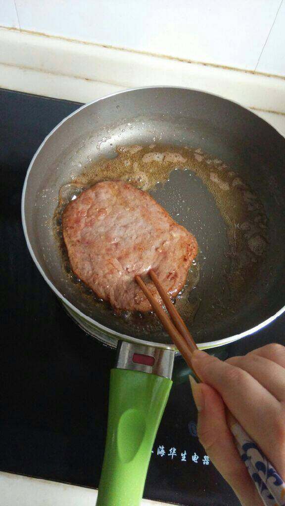 给儿子做的牛排,煎至这样，翻身继续