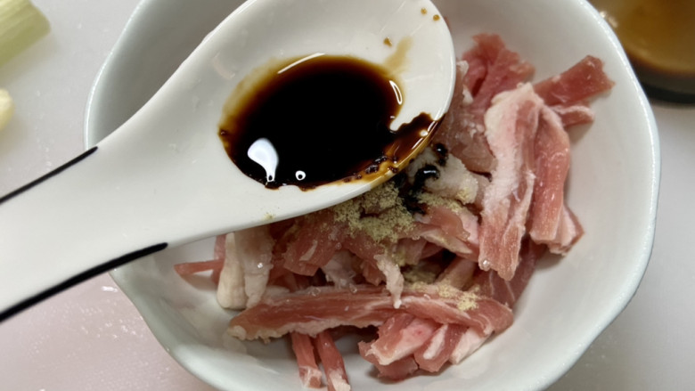 彩椒炒肉丝➕甜椒炒肉丝,猪肉切丝,加入一汤匙料酒,一点老抽调色,半茶匙生抽,少许白糖,少许白胡椒粉,一点食盐,抓拌均匀,感到肉丝起粘