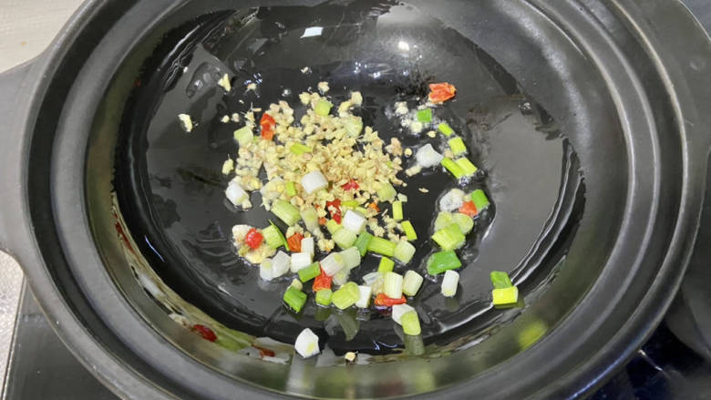 虾米粉丝煲➕肉末虾干粉丝煲,热锅冷油,下葱白姜末小米辣,小火炒香