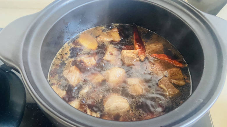 芋头焖牛腩,加入饮用水,莫过食材,大火煮沸转中小火焖煮40分钟
