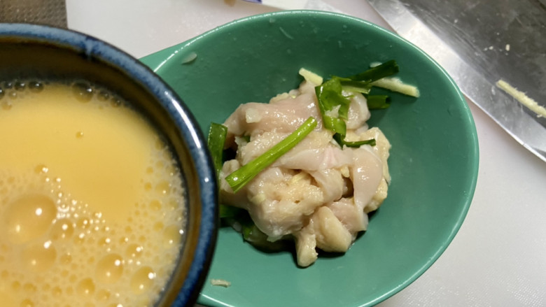 冬瓜瘦肉汤➕冬瓜香菇鸡肉汤,一个鸡蛋搅散,加入约一半鸡蛋液,抓拌均匀