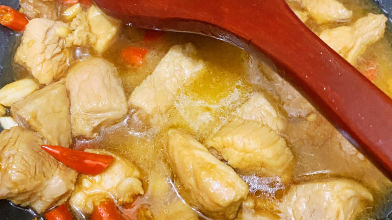 黄瓜炒肉片,将淀粉勾芡倒进瘦肉里焖煮