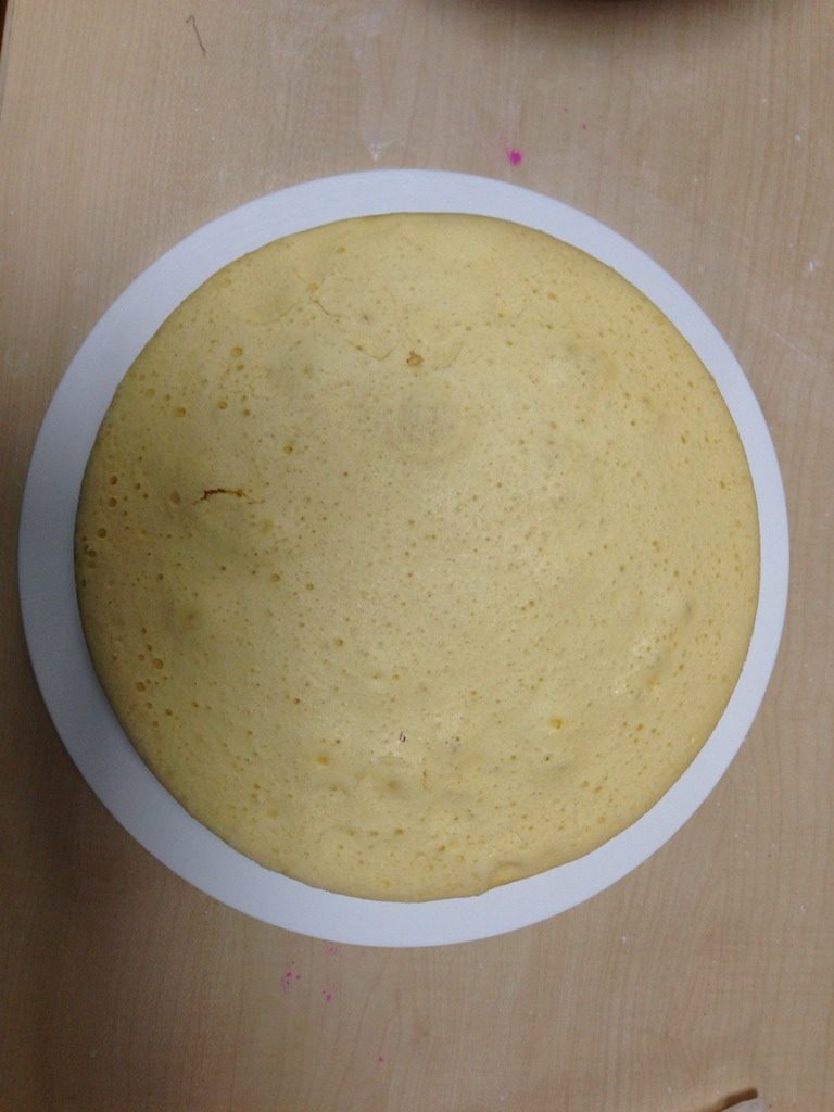 自制生日蛋糕,电饭煲先把蛋糕胚子蒸出（方法在网上查到的）
