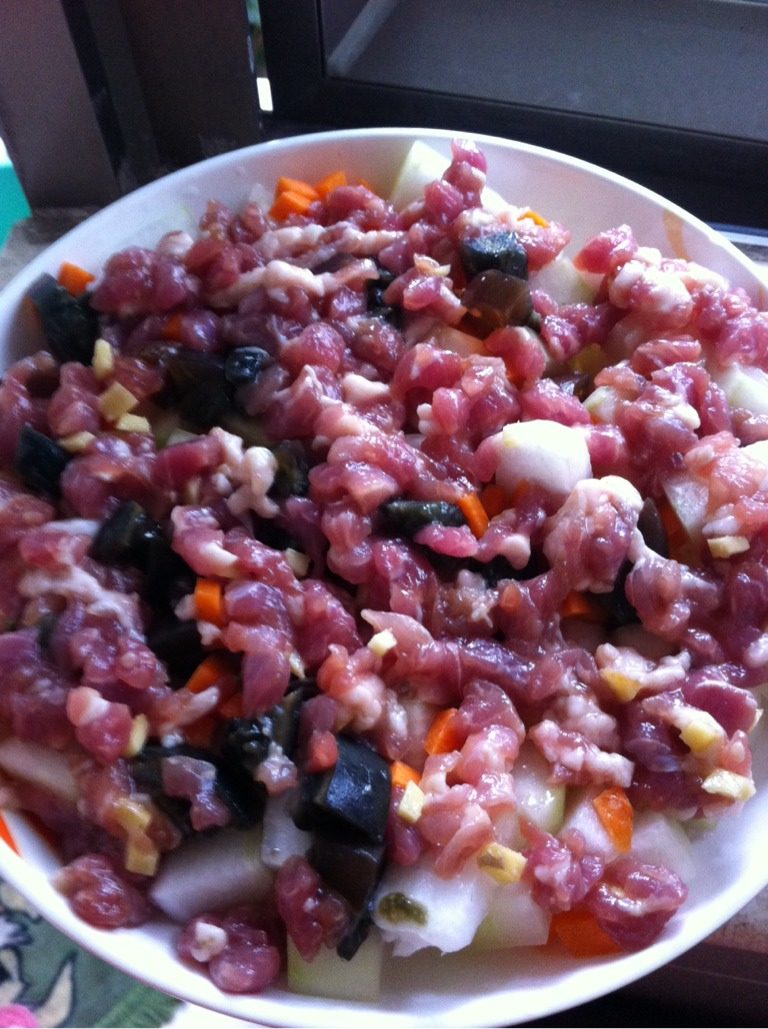 皮旦瘦肉蒸东瓜粒,其他材料加适量盐拌匀