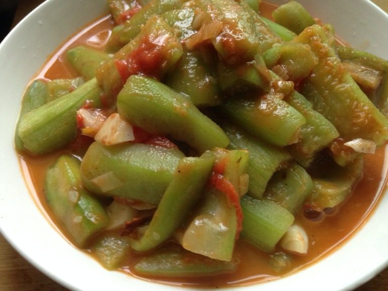 番茄丝瓜,翻炒至丝瓜变得软绵绵的，加入盐、<a style='color:red;display:inline-block;' href='/shicai/ 756'>鸡精</a>、<a style='color:red;display:inline-block;' href='/shicai/ 829'>十三香</a>，翻炒均匀，就可出锅了。