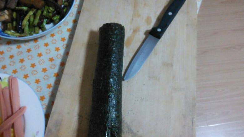 紫菜包饭,然后轻轻捏住一边，慢慢卷起