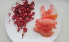 毛芹炒羊肉,把毛芹洗净切段，辣子皮泡泡洗净切段，<a style='color:red;display:inline-block;' href='/shicai/ 3551'>西红柿</a>切薄片，<a style='color:red;display:inline-block;' href='/shicai/ 329'>羊肉</a>切丝