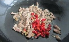 毛芹炒羊肉,热锅凉油，加羊肉翻炒，炒出水分，加辣子皮味级鲜翻炒均匀