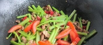 毛芹炒羊肉,加毛芹盐一起翻炒，加西红柿片，<a style='color:red;display:inline-block;' href='/shicai/ 756'>鸡精</a>翻炒均匀出锅