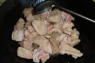 番茄烩牛腩,<a style='color:red;display:inline-block;' href='/shicai/ 218'>牛腩</a>切块泡出血水,炒至变色盛出