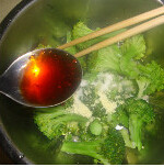 拌西兰花 ,趁热倒入<a style='color:red;display:inline-block;' href='/shicai/ 851'>橄榄油</a>、盐、<a style='color:red;display:inline-block;' href='/shicai/ 756'>鸡精</a>、<a style='color:red;display:inline-block;' href='/shicai/ 852'>辣椒油</a>拌匀