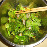 拌西兰花 ,放凉后食用