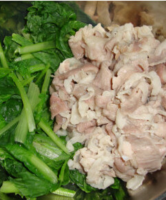 鲫鱼羊肉汤 ,<a style='color:red;display:inline-block;' href='/shicai/ 377'>鲫鱼</a>去内刮麟脏洗净，<a style='color:red;display:inline-block;' href='/shicai/ 3517'>青菜</a>改刀焯水，<a style='color:red;display:inline-block;' href='/shicai/ 525'>粉条</a>泡软，<a style='color:red;display:inline-block;' href='/shicai/ 7753'>羊肉片</a>焯熟