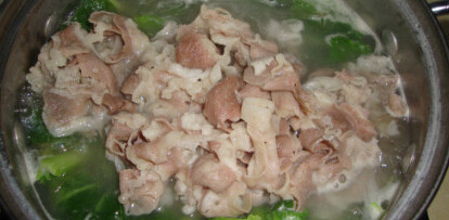 鲫鱼羊肉汤 ,加热水煮十分钟，后下入羊肉片和青菜、粉条