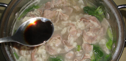 鲫鱼羊肉汤 ,加盐、<a style='color:red;display:inline-block;' href='/shicai/ 717'>味精</a>、<a style='color:red;display:inline-block;' href='/shicai/ 720'>胡椒粉</a>调味即可