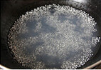 杨枝甘露,西米煮一分钟，焖20分钟捞出过凉后，再入沸水中煮至西米完全透明盛出过凉即可