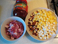 上海辣酱面,猪肉切丁，用盐、料酒、生粉上浆。<a style='color:red;display:inline-block;' href='/shicai/ 23'>土豆</a>、<a style='color:red;display:inline-block;' href='/shicai/ 65'>茭白</a>切丁，<a style='color:red;display:inline-block;' href='/shicai/ 5879'>豆干</a>切丁