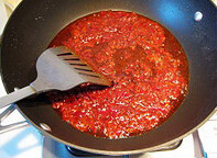 上海辣酱面,<a style='color:red;display:inline-block;' href='/shicai/ 11801'>郫县豆瓣</a>和<a style='color:red;display:inline-block;' href='/shicai/ 712'>甜面酱</a>入油锅，炒至油色变红