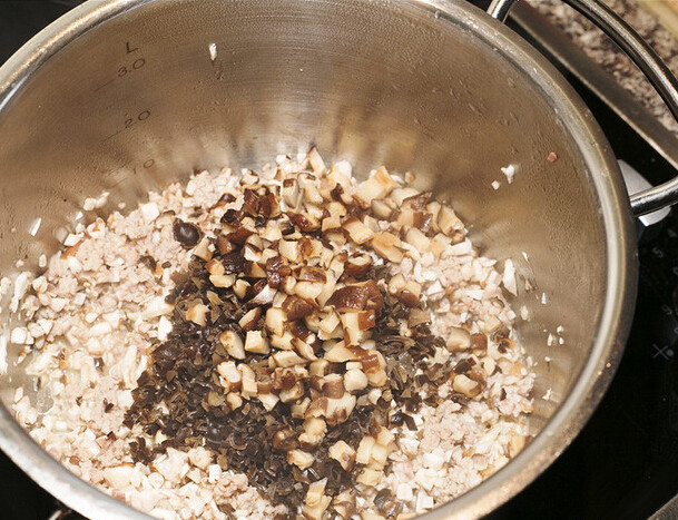 西施豆腐,再加入<a style='color:red;display:inline-block;' href='/shicai/ 10243'>新鲜香菇</a>以及<a style='color:red;display:inline-block;' href='/shicai/ 2914'>蘑菇</a>，煸炒出香味之后加入木耳以及水发香菇