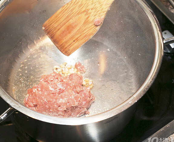 西施豆腐,肥猪肉加入油锅，待猪油榨出以后加入肉末翻炒，加适量黄酒