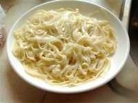 挂面煎饼,<a style='color:red;display:inline-block;' href='/shicai/ 537'>挂面</a>下至七成熟,捞出放三五滴色拉油,搅拌均匀