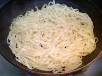 挂面煎饼,放入挂面,小火煎两分钟